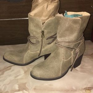 Women’s Eddie Bauer Louise chocolate heeled boots size 7.5.faux fur ankle inner